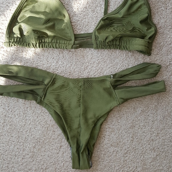 Bikini - Picture 2 of 3